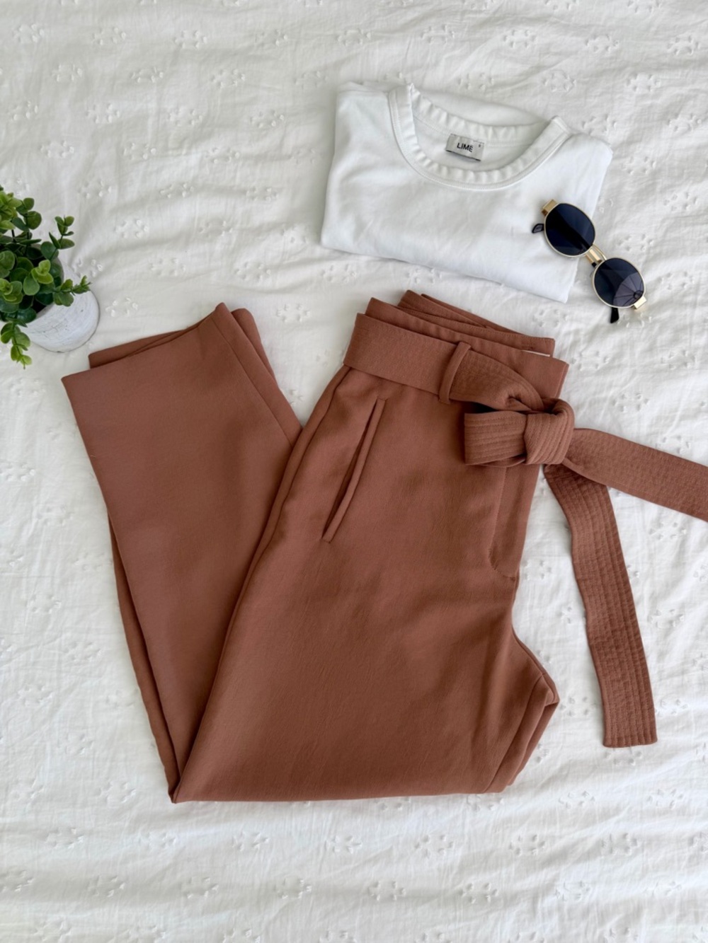 Wilfred High-Waist Belted Trousers in Warm Brown